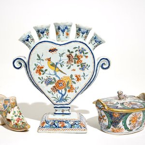 Een hartvormige tulpenvaas, een muiltje en een botervloot in Delftse stijl, Frankrijk, 19e eeuw — foto 1