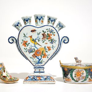 Een hartvormige tulpenvaas, een muiltje en een botervloot in Delftse stijl, Frankrijk, 19e eeuw — foto 2