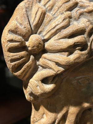 Een Hellenistische of Romeinse marmeren 'Pan' fonteinkop, Italië, wellicht 3e/2e eeuw v.C. — foto 25