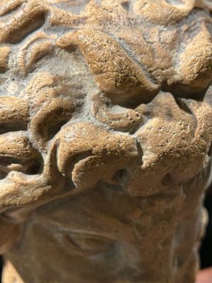 Een Hellenistische of Romeinse marmeren 'Pan' fonteinkop, Italië, wellicht 3e/2e eeuw v.C. — foto 27