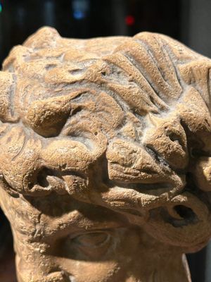Een Hellenistische of Romeinse marmeren 'Pan' fonteinkop, Italië, wellicht 3e/2e eeuw v.C. — foto 36