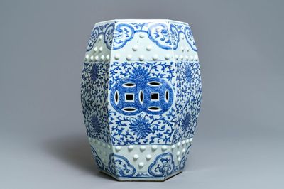 Een hexagonale Chinese blauw-witte tuinzit met lotusslingers, Qianlong/Jiaqing