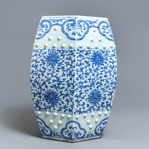 Een hexagonale Chinese blauw-witte tuinzit met lotusslingers, Qianlong/Jiaqing — foto 4