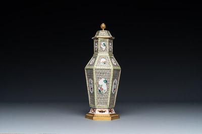 Een hexagonale Chinese famille rose dekselvaas met vergulde bronzen montuur, Qianlong