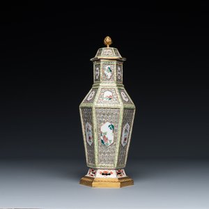 Een hexagonale Chinese famille rose dekselvaas met vergulde bronzen montuur, Qianlong — foto 1