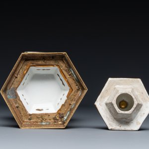 Een hexagonale Chinese famille rose dekselvaas met vergulde bronzen montuur, Qianlong — foto 6