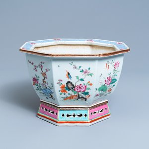 Een hexagonale Chinese famille rose jardinière, Qianlong — foto 1