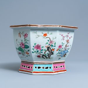 Een hexagonale Chinese famille rose jardinière, Qianlong — foto 5