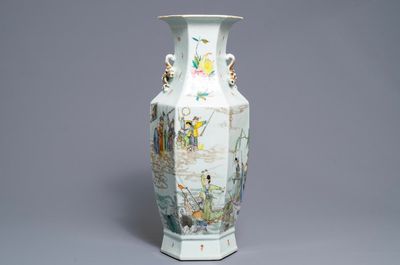 Een hexagonale Chinese famille rose 'Legende van de witte slang' vaas, 19e eeuw