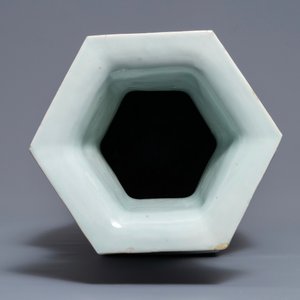 Een hexagonale Chinese famille rose 'Legende van de witte slang' vaas, 19e eeuw — foto 5