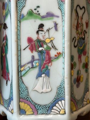 Een hexagonale Chinese famille rose penselenbeker, Yongzheng — foto 12