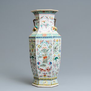 Een hexagonale Chinese famille rose vaas met antiquiteiten en een kom, 19e eeuw — foto 4