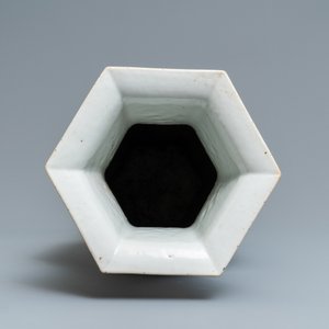 Een hexagonale Chinese famille rose vaas met antiquiteiten en een kom, 19e eeuw — foto 6