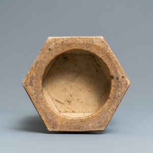 Een hexagonale Chinese famille rose vaas met antiquiteiten en een kom, 19e eeuw — foto 7