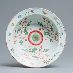 Een hexagonale Chinese famille rose vaas met antiquiteiten en een kom, 19e eeuw — foto 8
