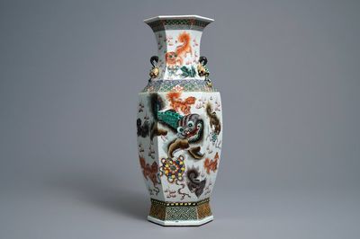 Een hexagonale Chinese famille rose vaas met Boeddhistische leeuwen en pauwen, 19e eeuw