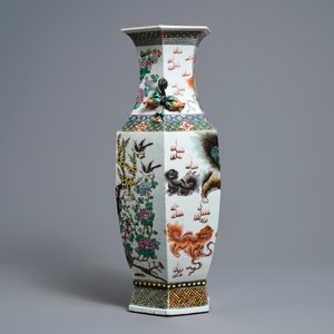 Een hexagonale Chinese famille rose vaas met Boeddhistische leeuwen en pauwen, 19e eeuw — foto 2