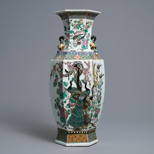 Een hexagonale Chinese famille rose vaas met Boeddhistische leeuwen en pauwen, 19e eeuw — foto 3