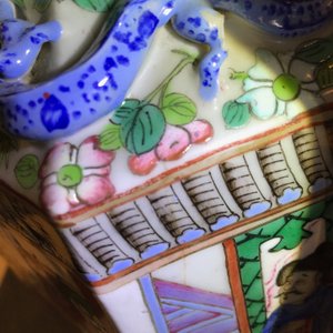 Een hexagonale Chinese famille rose vaas met figurendecor, 19e eeuw — foto 12