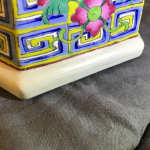 Een hexagonale Chinese famille rose vaas met figurendecor, 19e eeuw — foto 18