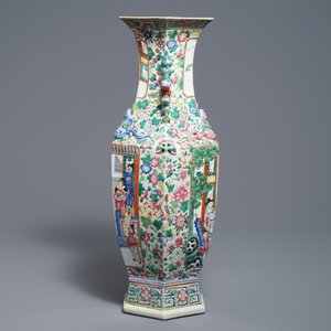 Een hexagonale Chinese famille rose vaas met figurendecor, 19e eeuw — foto 4