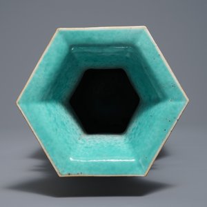 Een hexagonale Chinese famille rose vaas met figurendecor, 19e eeuw — foto 5