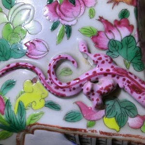 Een hexagonale Chinese famille rose vaas met figurendecor, 19e eeuw — foto 7