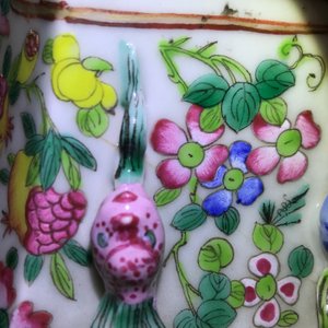 Een hexagonale Chinese famille rose vaas met figurendecor, 19e eeuw — foto 9