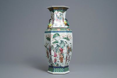 Een hexagonale Chinese famille rose vaas met geleerden, 19e eeuw