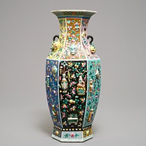 Een hexagonale Chinese famille rose vaas met reliëfdecor van kostbaarheden, 19e eeuw — foto 1