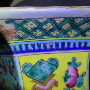 Een hexagonale Chinese famille rose vaas met reliëfdecor van kostbaarheden, 19e eeuw — foto 14