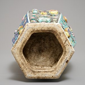 Een hexagonale Chinese famille rose vaas met reliëfdecor van kostbaarheden, 19e eeuw — foto 5