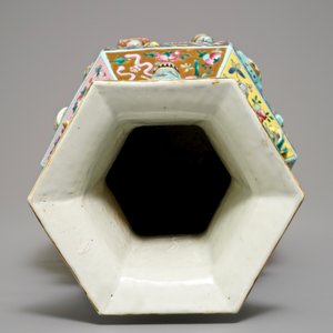 Een hexagonale Chinese famille rose vaas met reliëfdecor van kostbaarheden, 19e eeuw — foto 6