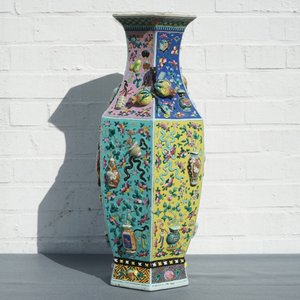 Een hexagonale Chinese famille rose vaas met reliëfdecor van kostbaarheden, 19e eeuw — foto 8