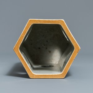 Een hexagonale Chinese qianjiang cai hoedensteun met een landschap, 19/20e eeuw — foto 8