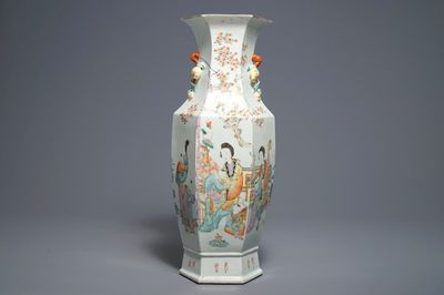 Een hexagonale Chinese qianjiang cai vaas met dames en kinderen, 19/20e eeuw
