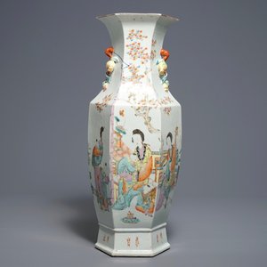 Een hexagonale Chinese qianjiang cai vaas met dames en kinderen, 19/20e eeuw — foto 1