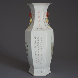 Een hexagonale Chinese qianjiang cai vaas met dames en kinderen, 19/20e eeuw — foto 12