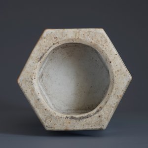 Een hexagonale Chinese qianjiang cai vaas met dames en kinderen, 19/20e eeuw — foto 14