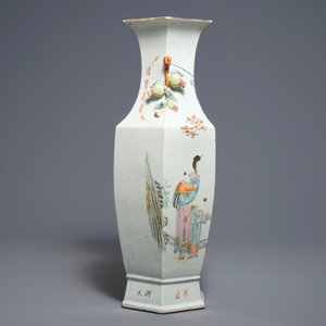 Een hexagonale Chinese qianjiang cai vaas met dames en kinderen, 19/20e eeuw — foto 2