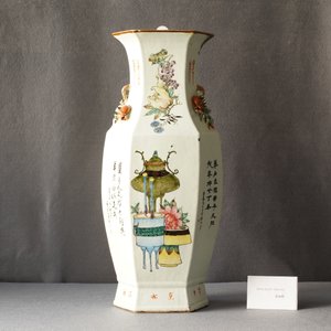 Een hexagonale Chinese qianjiang cai vaas met wijzen in een landschap, 19/20e eeuw — foto 8