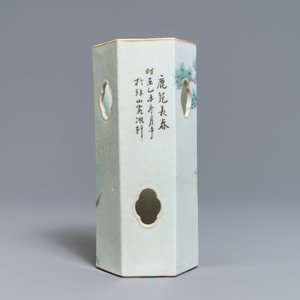 Een hexagonale opengewerkte Chinese qianjiang cai hoedensteun, gesign. Yu Huanwen, gedat. 1895 — foto 3