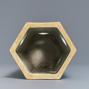 Een hexagonale opengewerkte Chinese qianjiang cai hoedensteun, gesign. Yu Huanwen, gedat. 1895 — foto 5