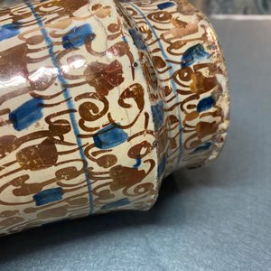 Een Hispano-Moreske albarello met lusterglazuur, Valencia, Spanje, 3e kwart 15e eeuw — foto 11