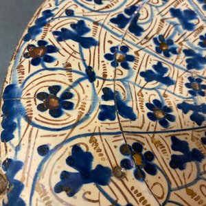 Een Hispano-Moreske 'IHS' schotel met lusterglazuur, Manises, Spanje, 15e eeuw — foto 19
