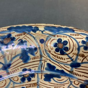 Een Hispano-Moreske 'IHS' schotel met lusterglazuur, Manises, Spanje, 15e eeuw — foto 20