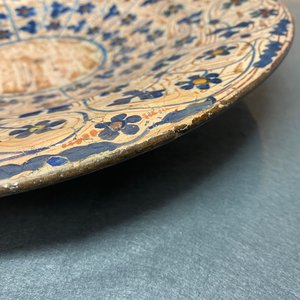 Een Hispano-Moreske 'IHS' schotel met lusterglazuur, Manises, Spanje, 15e eeuw — foto 10