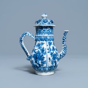 Een hoge Chinese blauw-witte theepot met deksel, Kangxi — foto 4