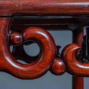 Een hoge Chinese houten sokkel met marmeren blad, 20e eeuw — foto 11