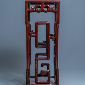 Een hoge Chinese houten sokkel met marmeren blad, 20e eeuw — foto 3